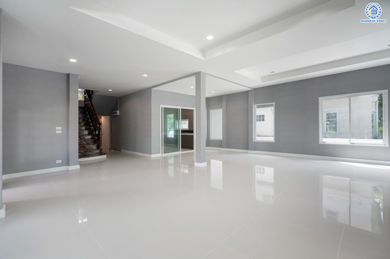 บ้านมือสองตกแต่งใหม่ ม.ราชพฤกษ์ บางบอน4 หลังมุม ตกแต่งหรูหรา เนื้อที่ 102 ตร.ว. ฟังก์ชัน 3 ห้องนอน 3 ห้องน้ำ จอดรถได้ 4 คัน พื้นที่สนามหญ้ากว้างกว่า 106 ตร.ม. บนทำเลศักยภาพ เชื่อมต่อหลายเส้นทาง ใกล้เดอะมอลล์บางแค จุดขึ้นทางด่วน "เพชรเกษม" และรถไฟฟ้าสายสีน้ำเงิน "สถานีหลักสอง"